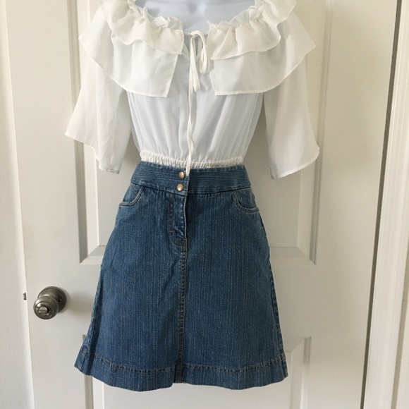 LOFT Dresses & Skirts - Ann Taylor LOFT Blue Denim Mini Skirt with pockets front and back. size 4
